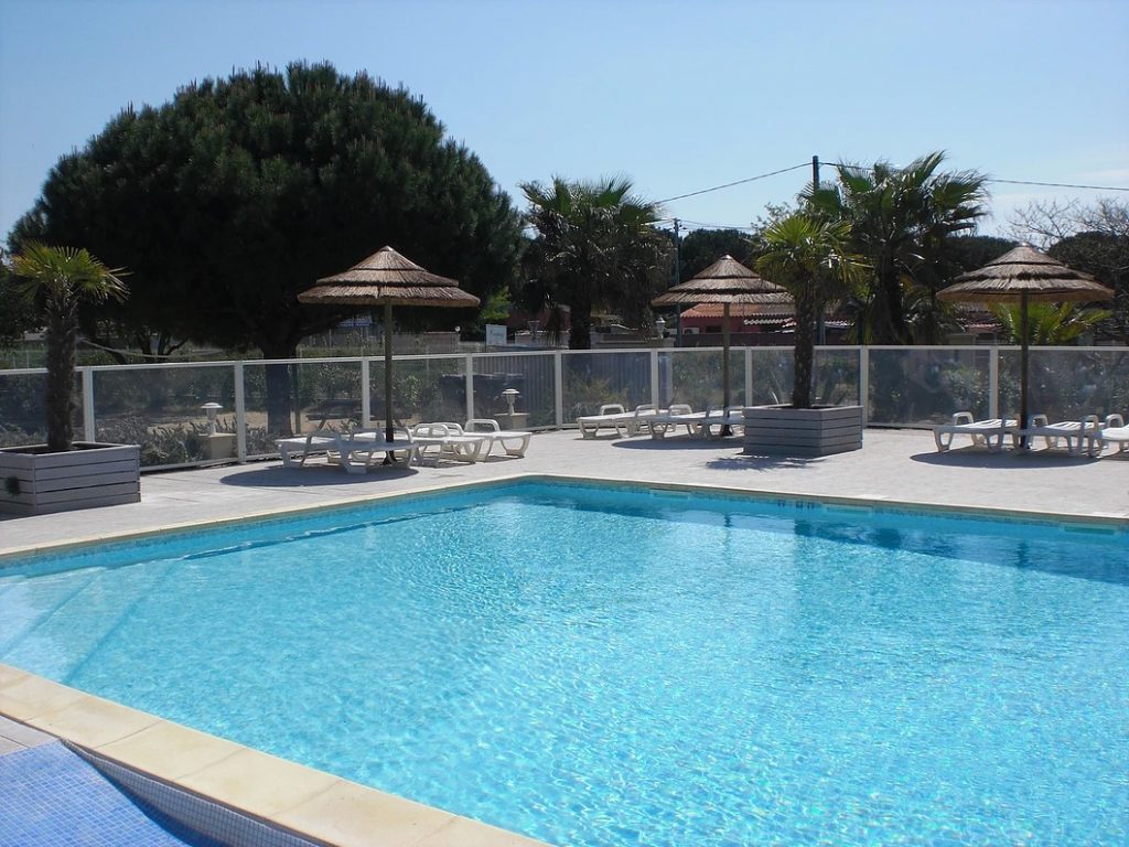 Vue du bassin au Camping Agde avec piscine