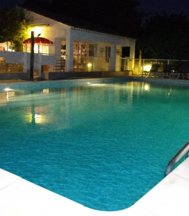 Vue nocturne du Camping 3 étoiles avec piscine à Agde